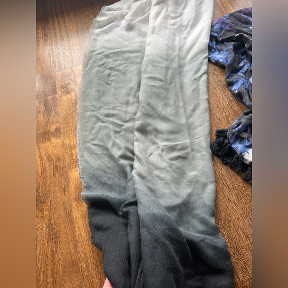 NEW Scarf Bundle. 3 Scarves Never Worn - Picture 4 of 6